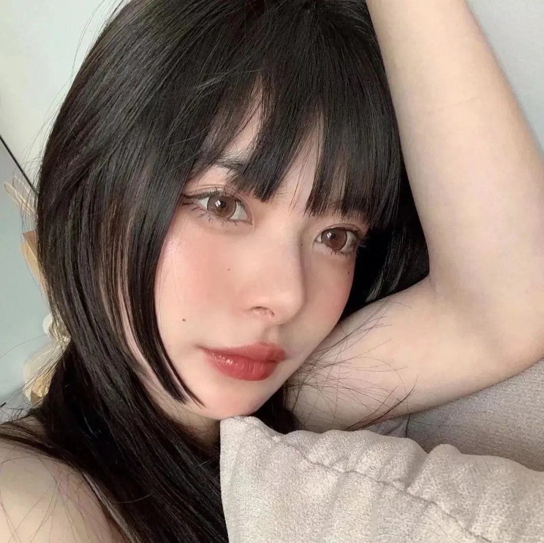 与一位女士合影